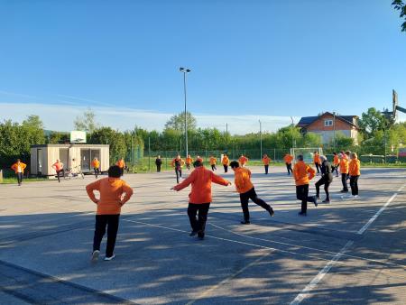 predsednica vodi telovadbo v Kanizarici ob njihovi 10. obl.